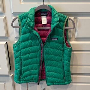 Patagonia green puffer vest with pink lining